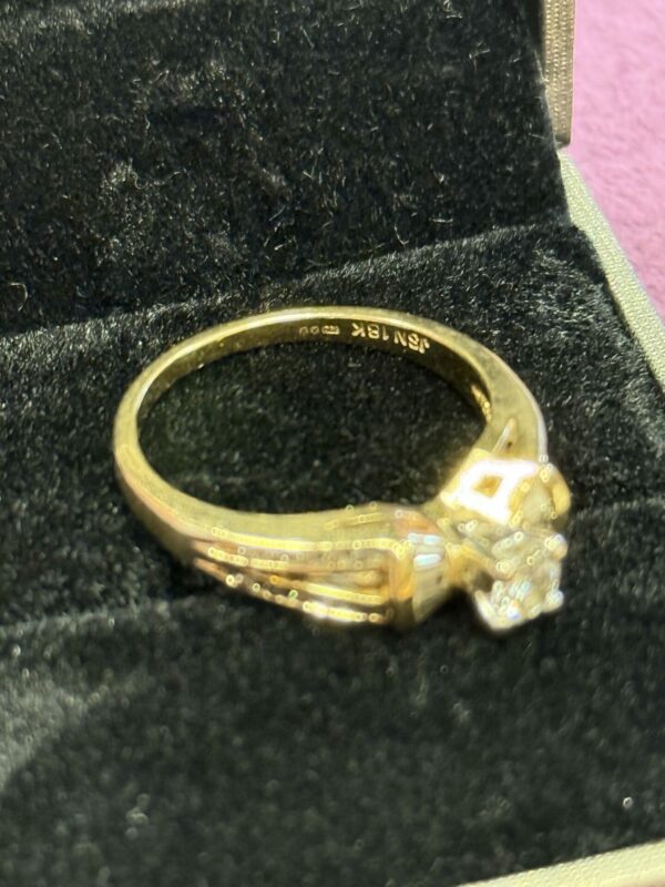 18ct gold and diamond ring - Image 9