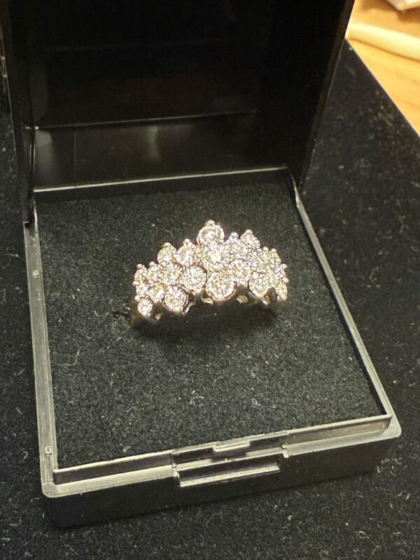 10ct gold diamond cluster ring - Image 3