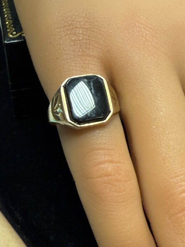 9ct gold onyx signet ring - Image 2