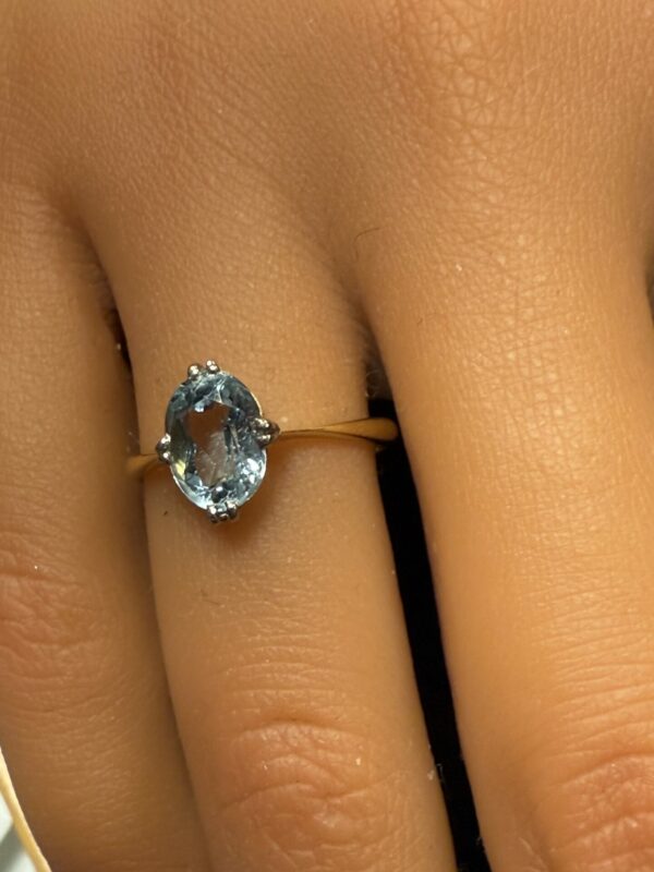 18ct gold aquamarine solitaire ladies ring - Image 2