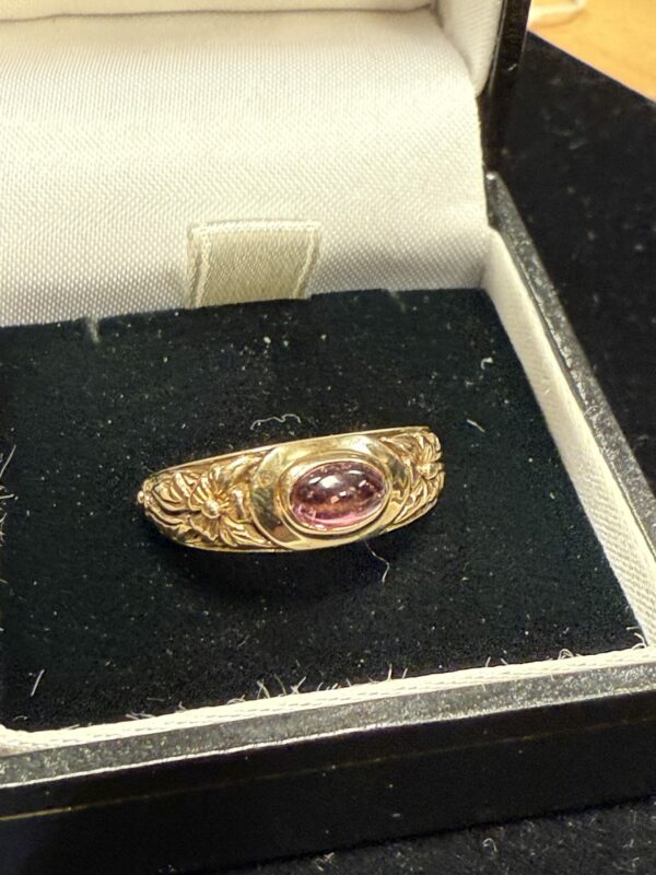 Cabochon amethyst 9ct gold ring - Image 3