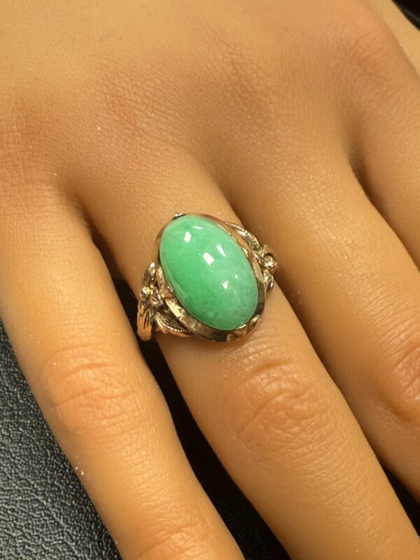 9ct gold jade cabochon ladies ring