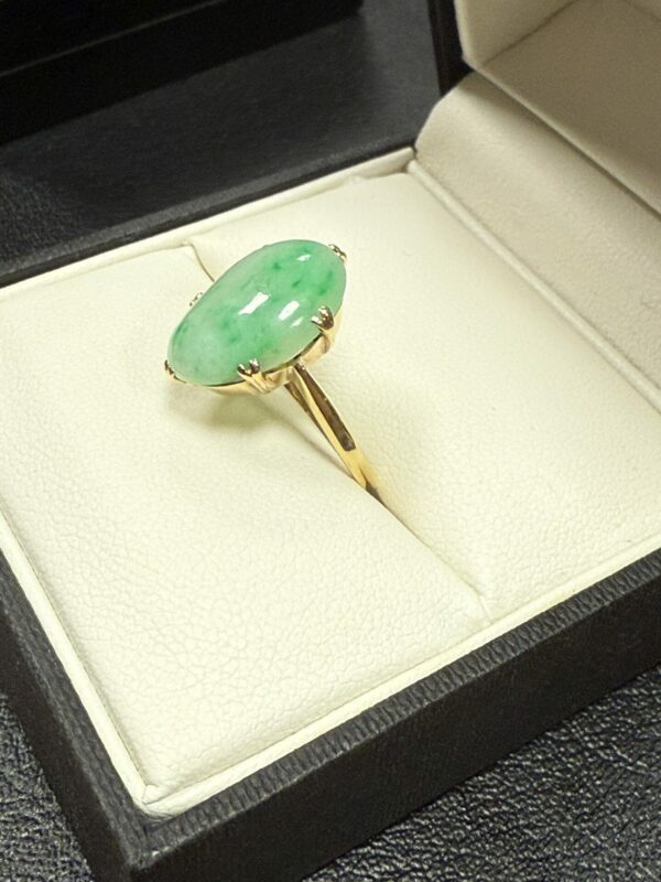 18ct gold and jade ladies ring - Image 5