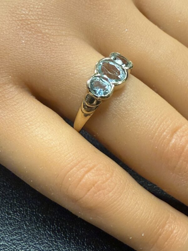 9ct aquamarine trilogy ring - Image 2