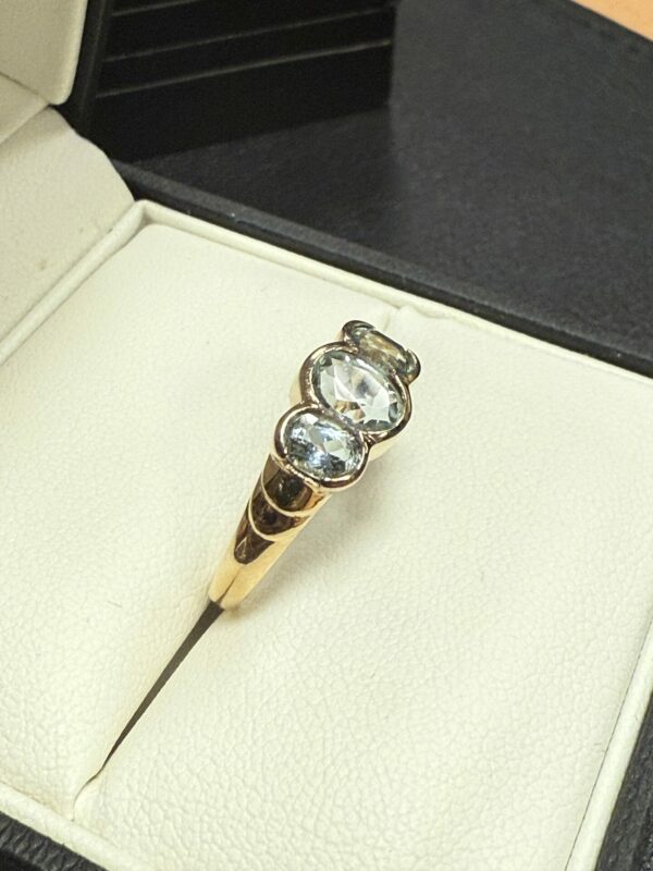 9ct aquamarine trilogy ring - Image 4