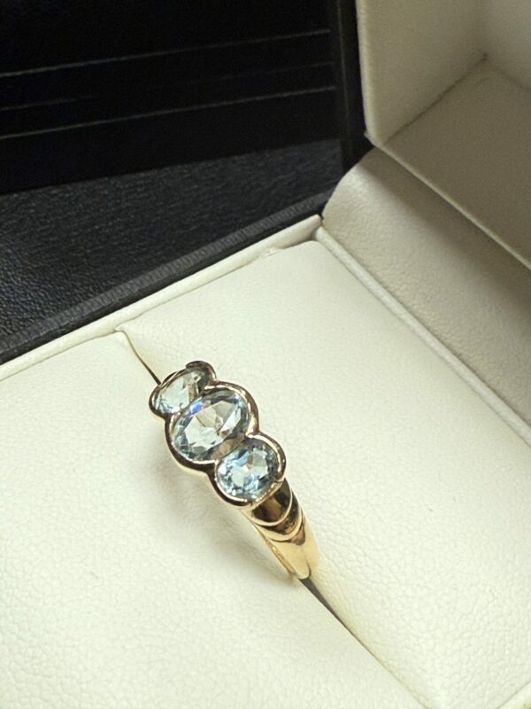 9ct aquamarine trilogy ring - Image 5