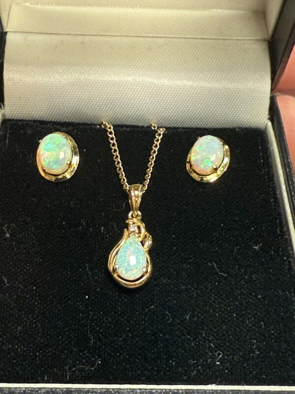 18ct gold and opal pendant and earrings set - Image 3